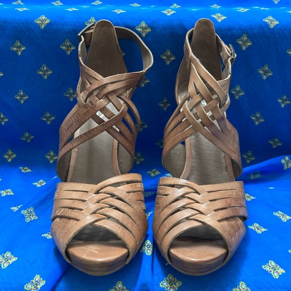 Aldo size 39b strappy healed sandals with wooden heal - Picture 2 of 5